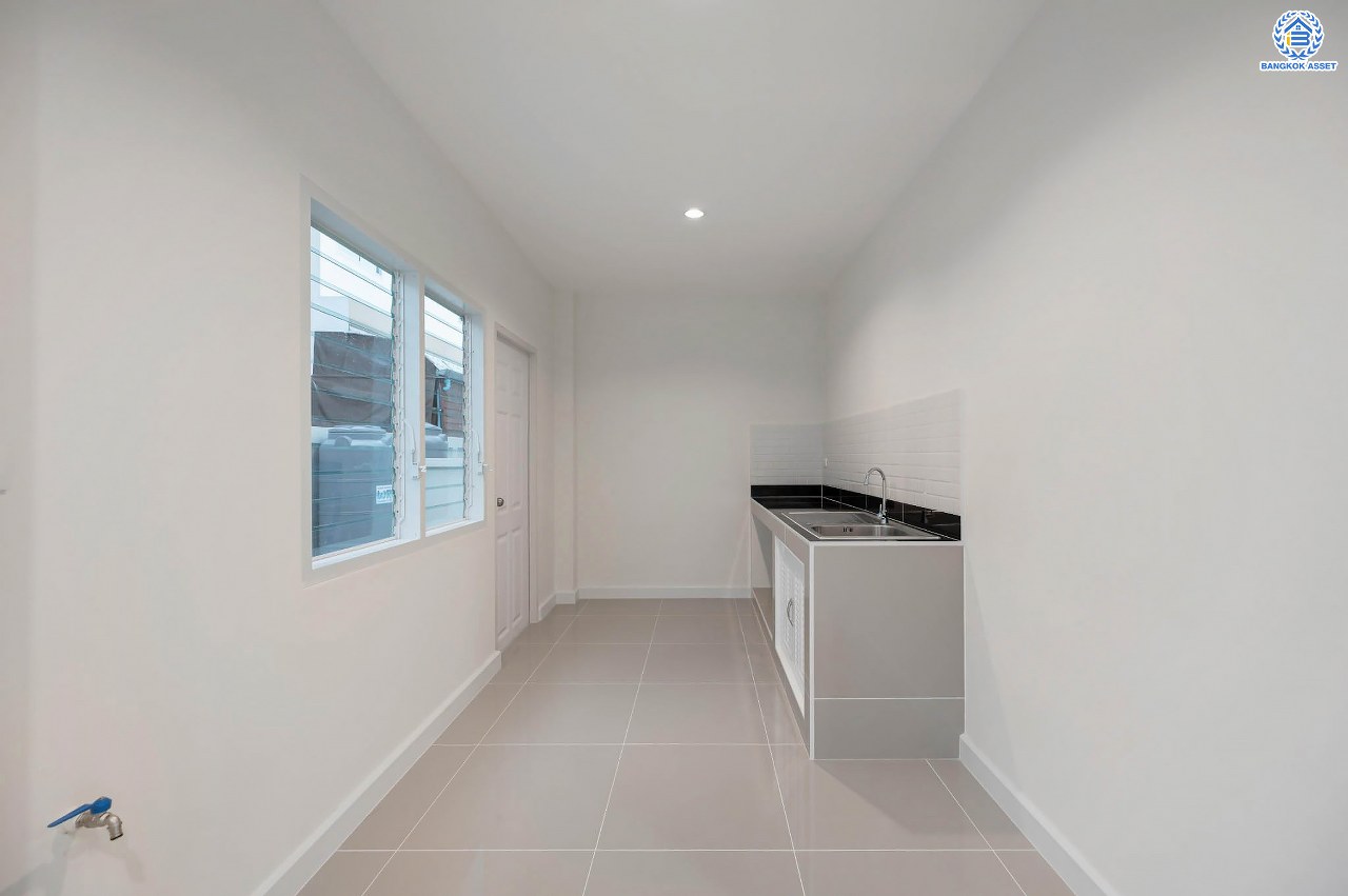 บ้านมือสองตกแต่งใหม่ โครงการ บุษราคัมรีเจนท์ ปิ่นเกล้า-บรมราชชนนี เนื้อที่ 54.20 ตร.ว. ฟังก์ชัน 3 ห้องนอน 3 ห้องน้ำ จอดรถได้ 2 คัน สภาพแวดล้อมดี เดินทางเข้าสู่เมืองได้สะดวกเชื่อมต่อ ถนนพุทธมณฑล สาย 2, ถนนบรมราชชนนี, ถนนกาญจนาภิเษก, ถนนศาลาธรรมสพน์ ใกล้เซ็นทรัลปิ่นเกล้า และ จุดขึ้นทางด่วน "ศรีรัช"...